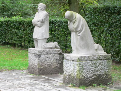 "Trauerndes Elternpaar" - Bildhauerin Käthe Kollwitz
